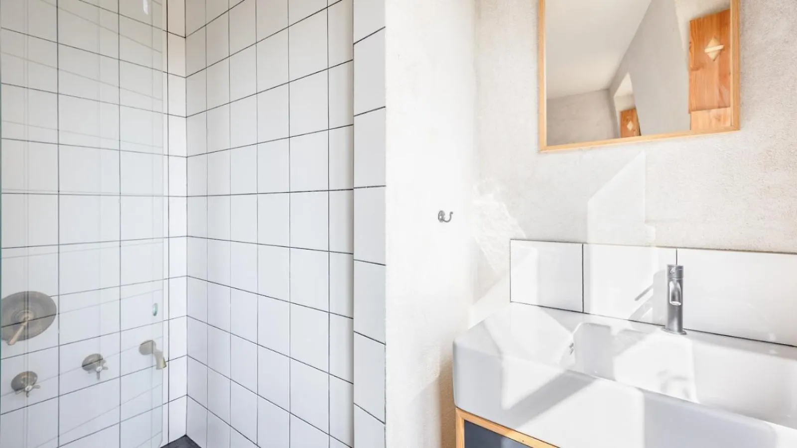 Famous Parisian Designer'S Pied-A-Terre In Le Marais Apartment