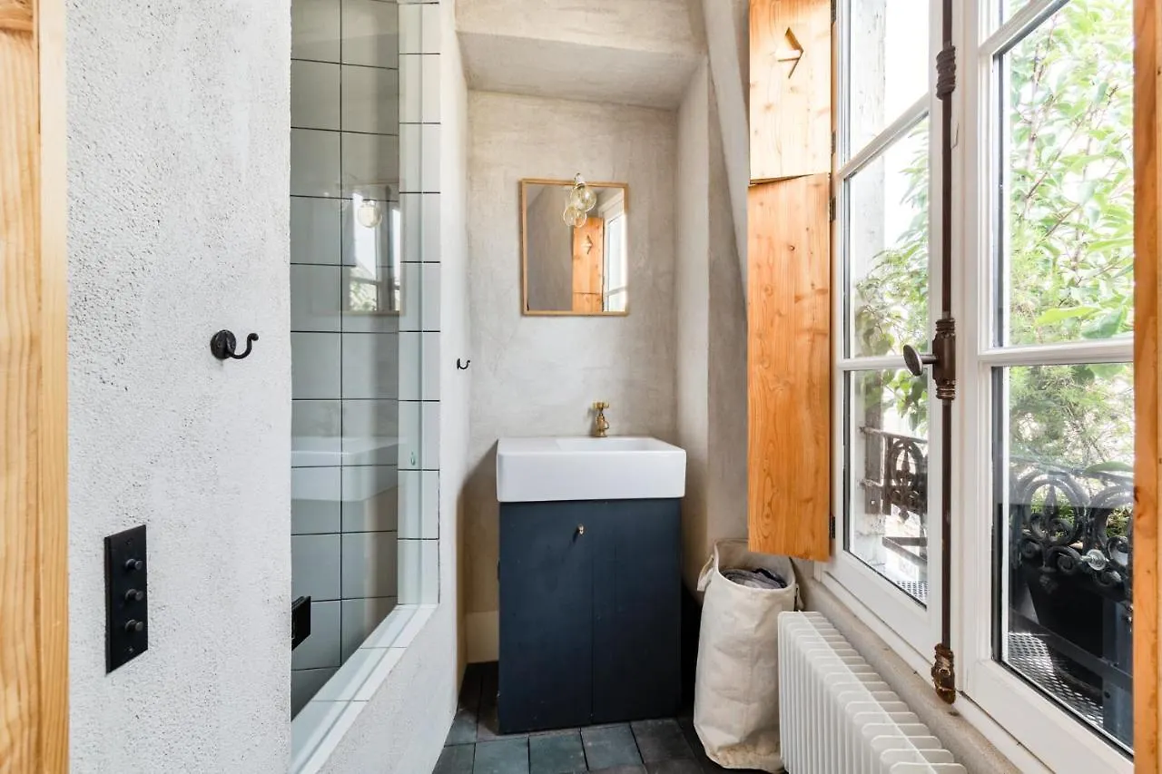 Famous Parisian Designer'S Pied-A-Terre In Le Marais Apartment