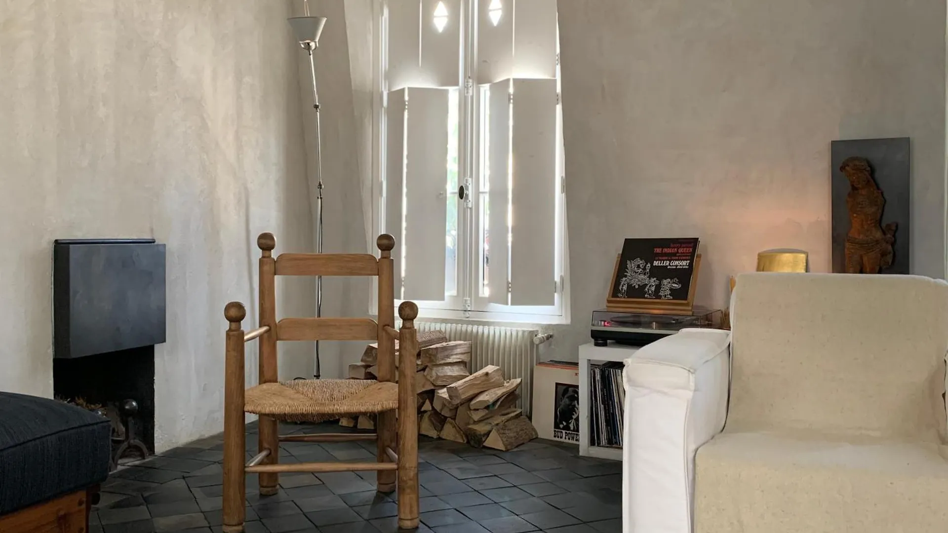 Famous Parisian Designer'S Pied-A-Terre In Le Marais Apartment